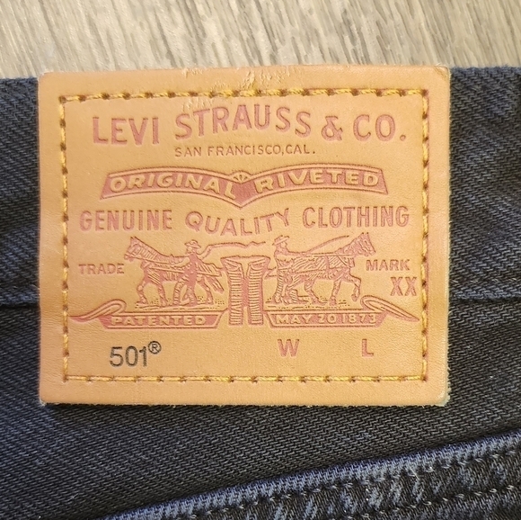 LEVI'S DISTRESSED BUTTON FLY BERMUDA BLACK SHORTS  SIZE 27 - Picture 4 of 9